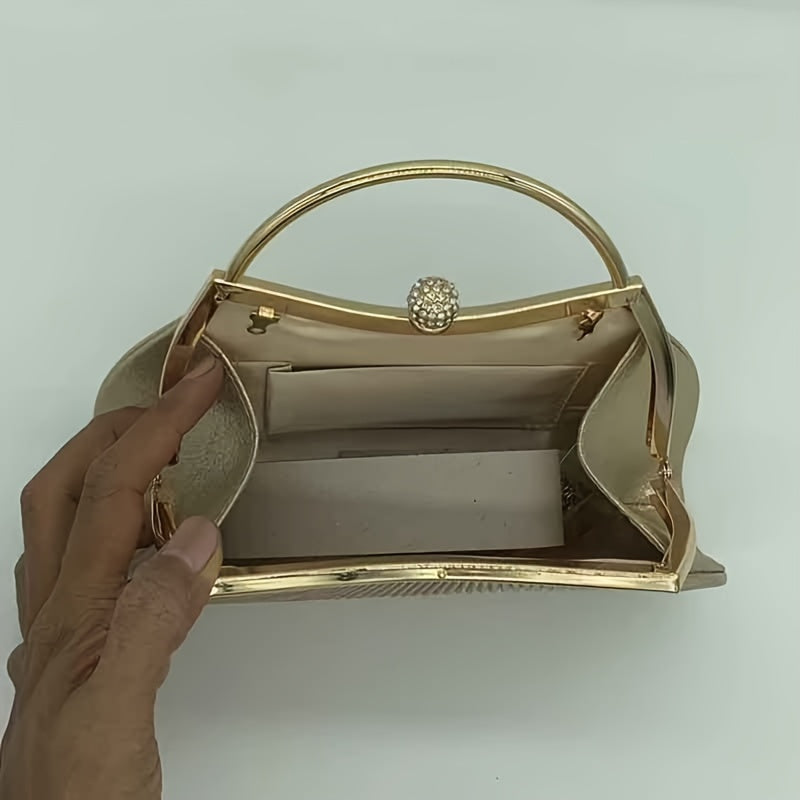 Elegant Evening Gown With A Touch Of Traditional Chinese Qipao, Accompanied By A Hand Clutch Embellished With A Unique Design Of Seashell Chain. This New Collection Of Banquet Handbags Is Perfect For Sophisticated Ladies.