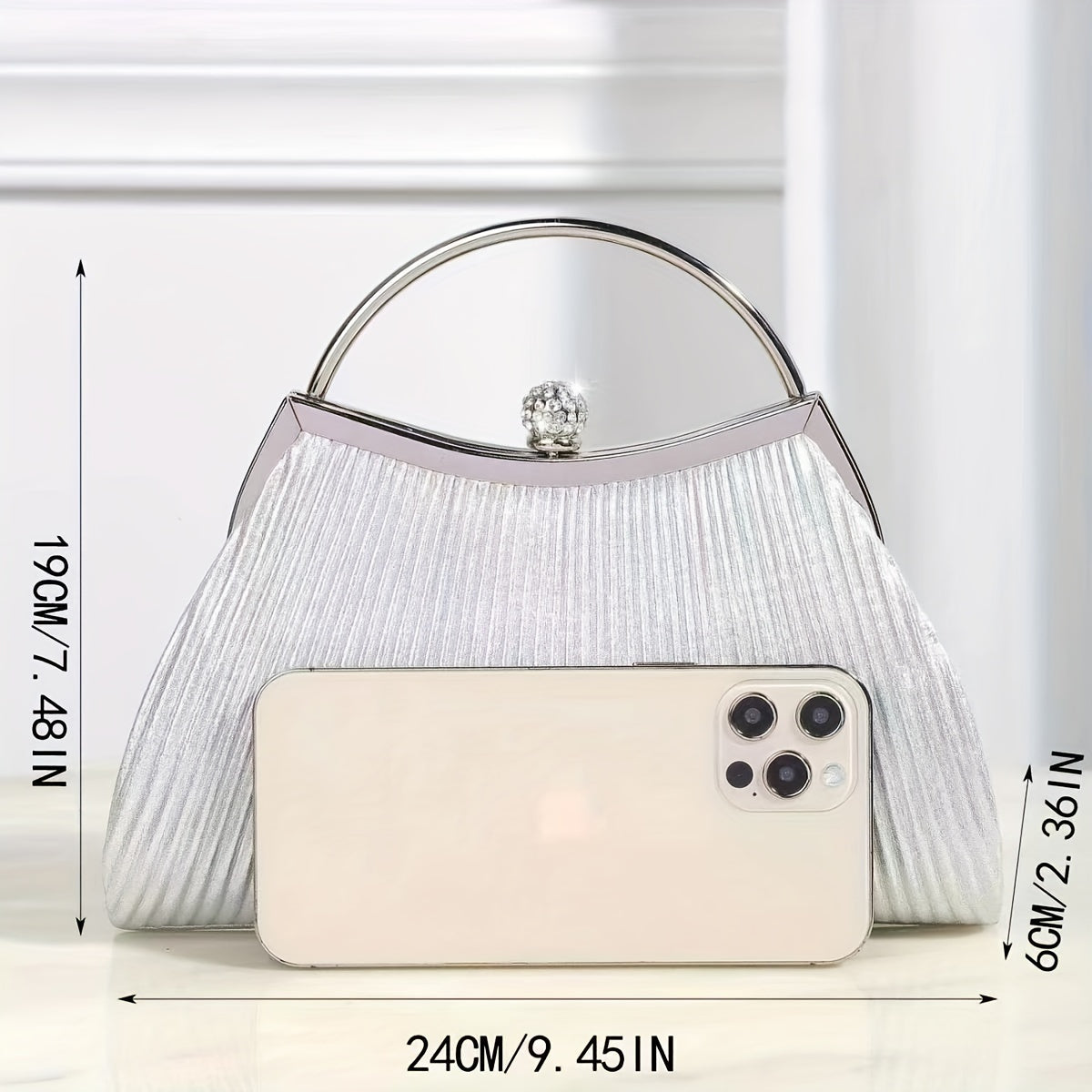 Elegant Evening Gown With A Touch Of Traditional Chinese Qipao, Accompanied By A Hand Clutch Embellished With A Unique Design Of Seashell Chain. This New Collection Of Banquet Handbags Is Perfect For Sophisticated Ladies.