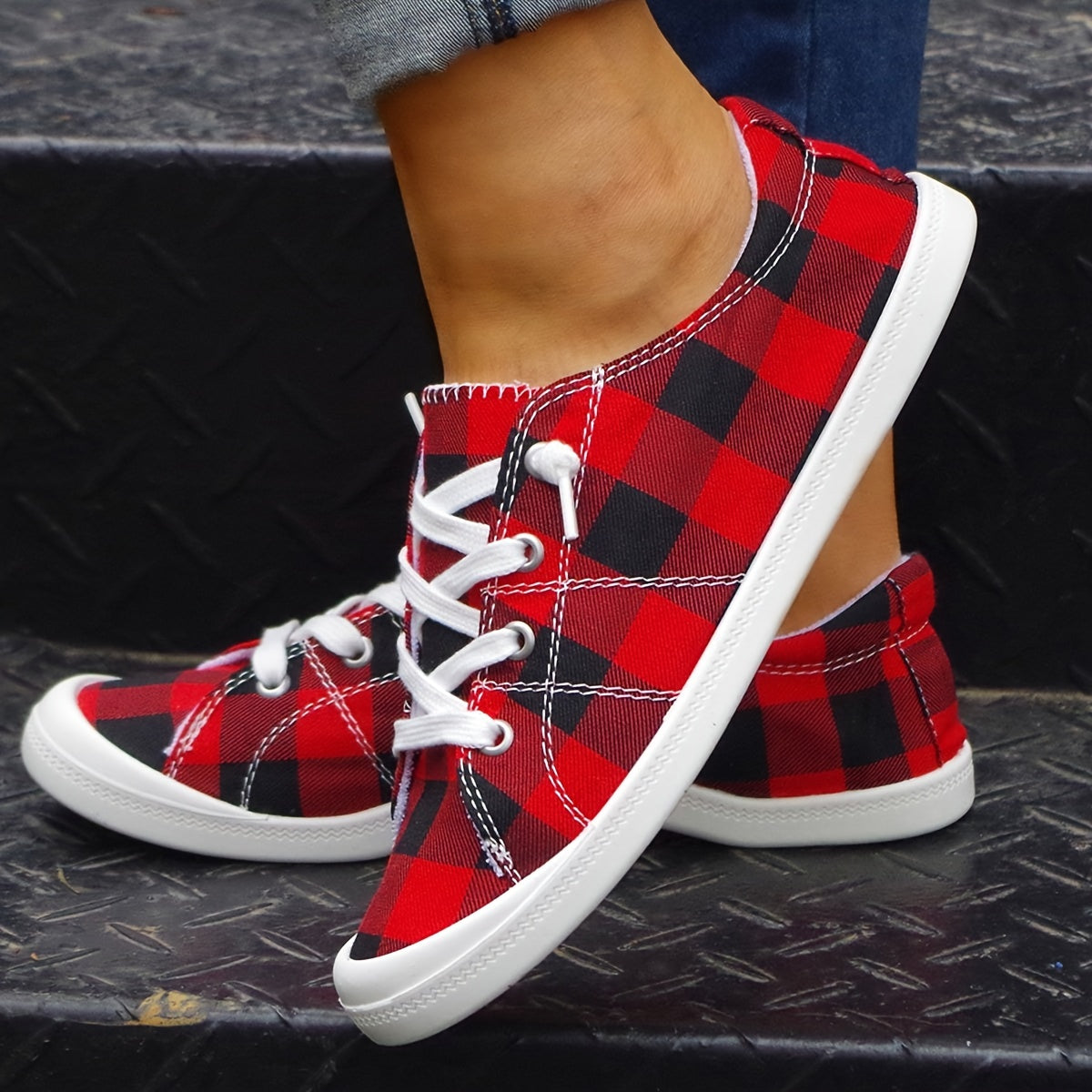 Women's Christmas New Red And Black Plaid Flat-soled Outdoor Skateboard Shoes, Lightweight Non-slip Comfortable Soft-soled Fashion Plaid Women's Shoes