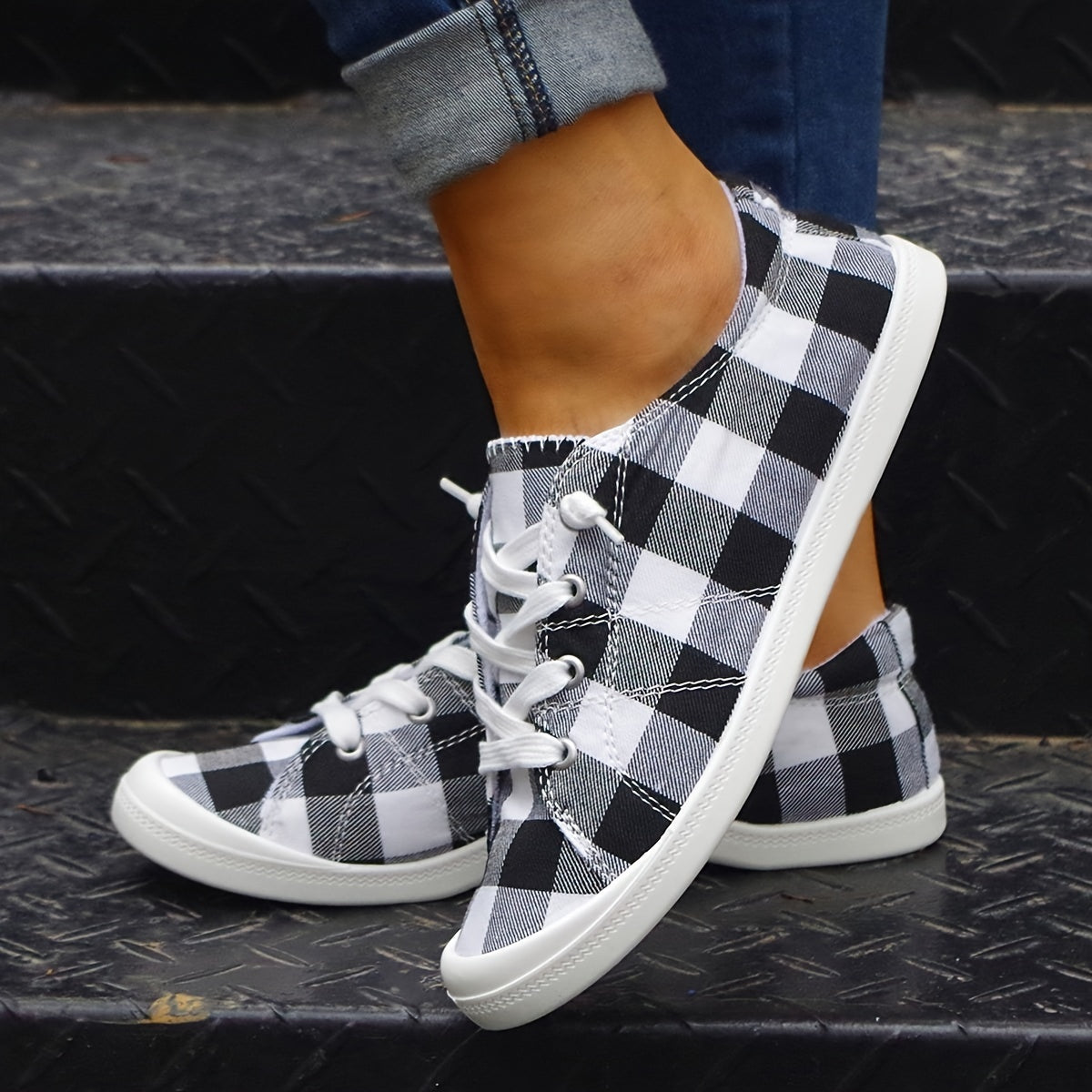 Women's Christmas New Red And Black Plaid Flat-soled Outdoor Skateboard Shoes, Lightweight Non-slip Comfortable Soft-soled Fashion Plaid Women's Shoes