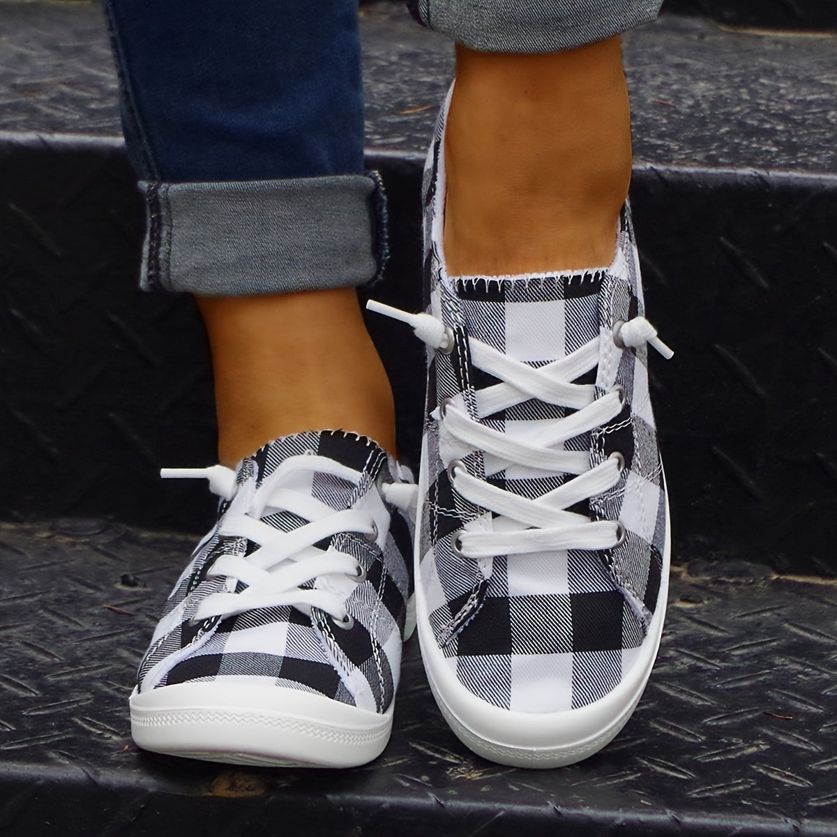Women's Christmas New Red And Black Plaid Flat-soled Outdoor Skateboard Shoes, Lightweight Non-slip Comfortable Soft-soled Fashion Plaid Women's Shoes