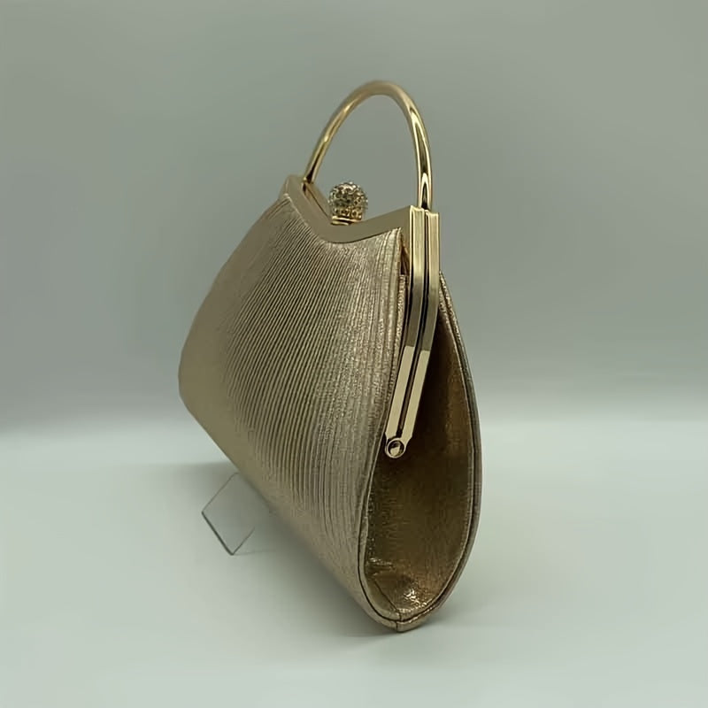 Elegant Evening Gown With A Touch Of Traditional Chinese Qipao, Accompanied By A Hand Clutch Embellished With A Unique Design Of Seashell Chain. This New Collection Of Banquet Handbags Is Perfect For Sophisticated Ladies.