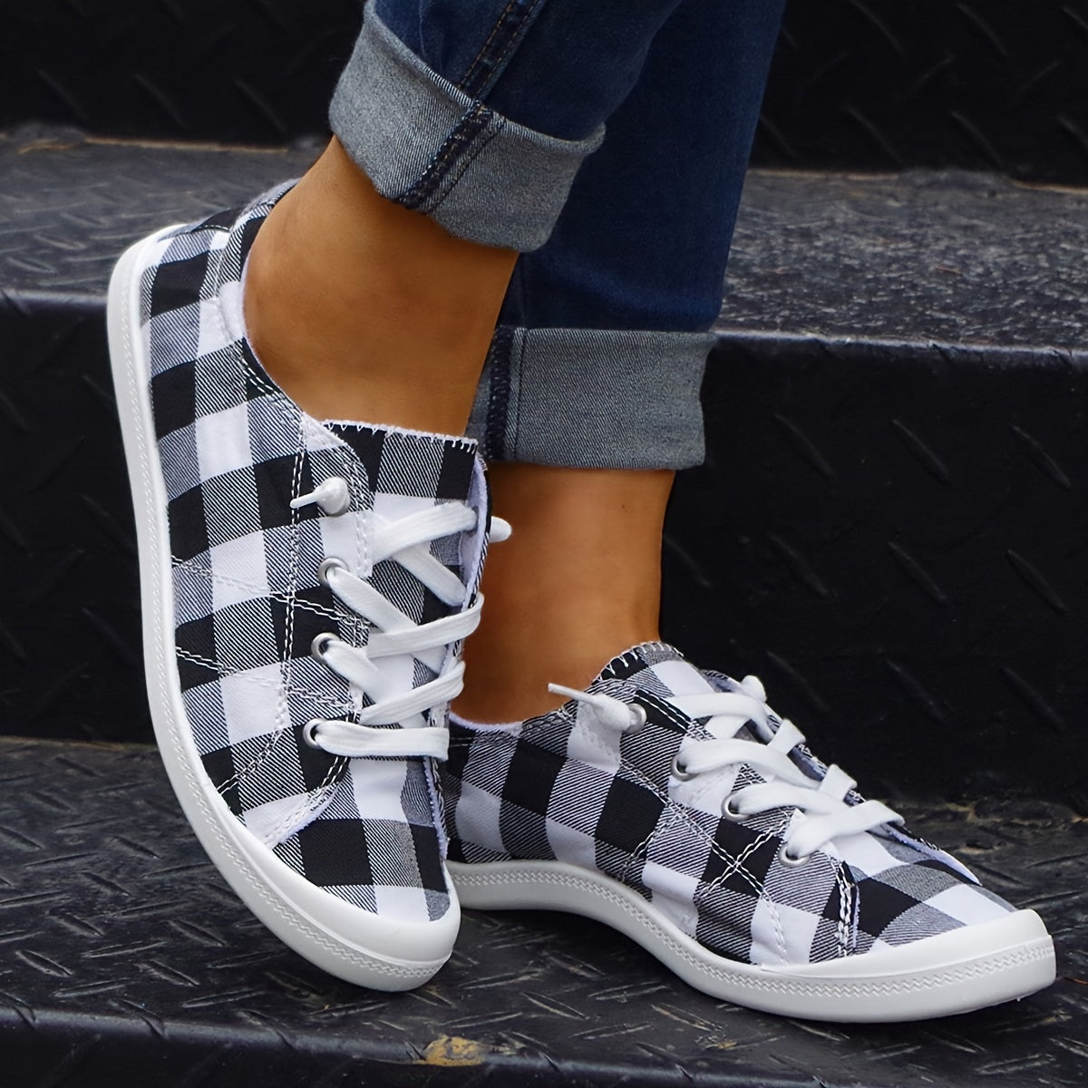 Women's Christmas New Red And Black Plaid Flat-soled Outdoor Skateboard Shoes, Lightweight Non-slip Comfortable Soft-soled Fashion Plaid Women's Shoes