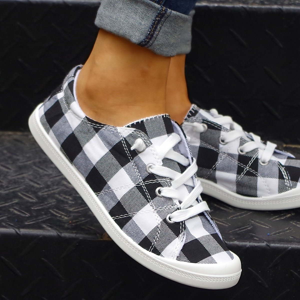 Women's Christmas New Red And Black Plaid Flat-soled Outdoor Skateboard Shoes, Lightweight Non-slip Comfortable Soft-soled Fashion Plaid Women's Shoes