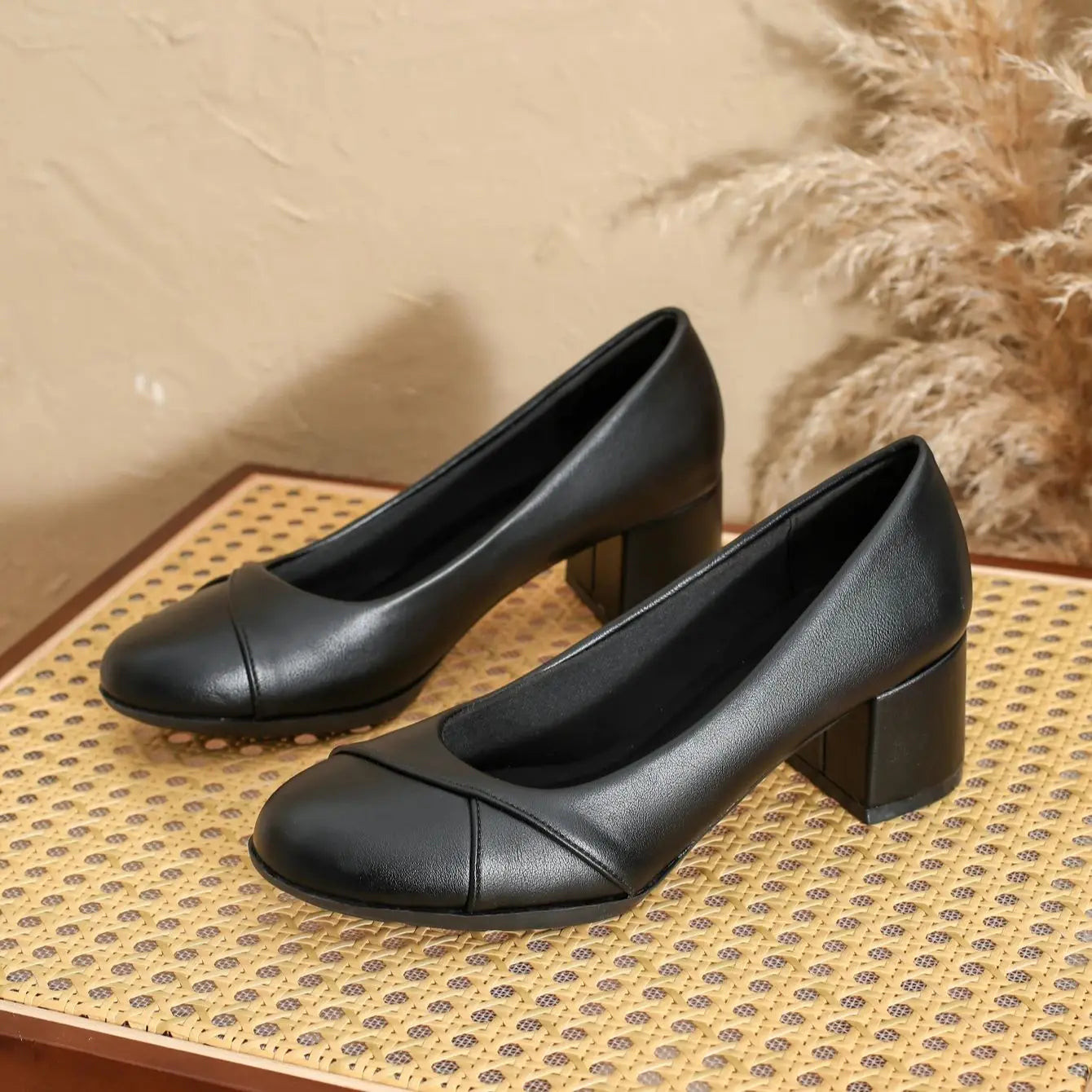 Spring and summer new women's shoes, casual heels, pointed toe covers, mid heels, thick heels, foreign trade women's shoes, work