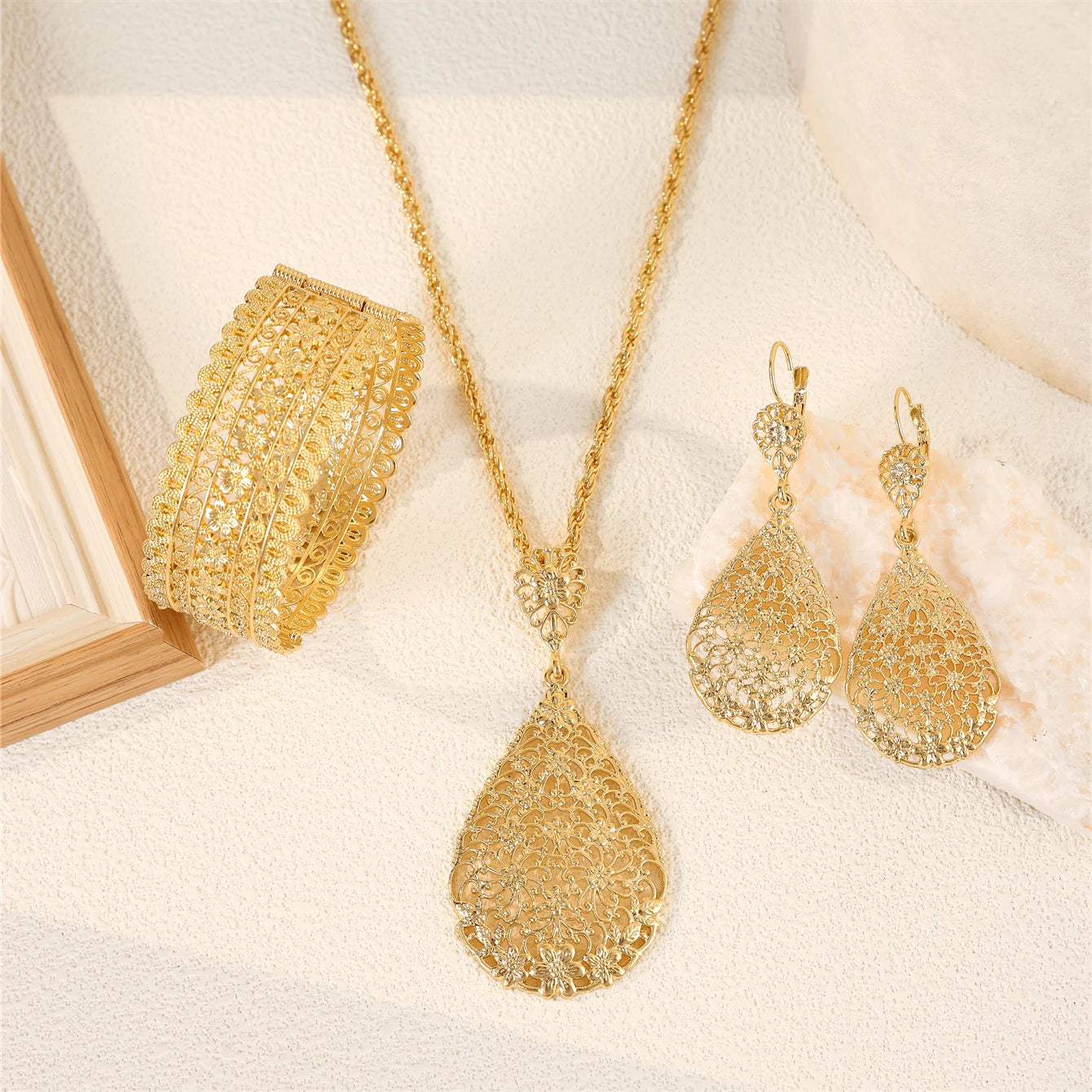 Luxury French vintage-style women's jewelry set, including necklace, earrings, and bracelet. An ideal holiday gift for women.