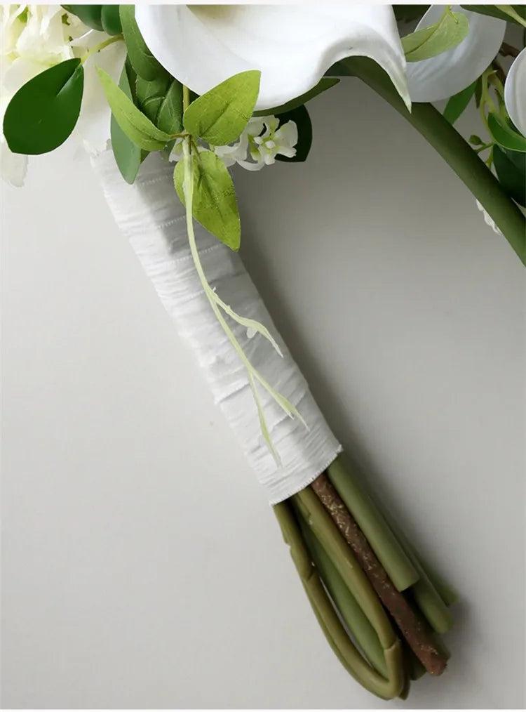 white  calla bridallilies holding flowers wedding bride holding flower calla lilies roses water drops holding bouquet
