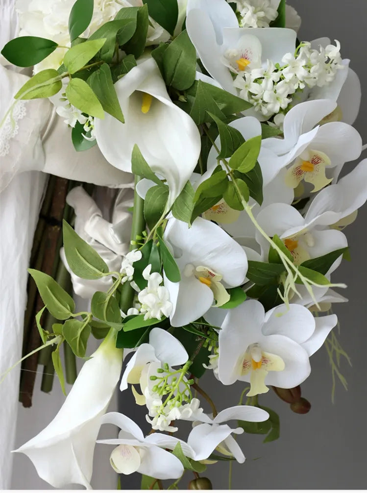 white  calla bridallilies holding flowers wedding bride holding flower calla lilies roses water drops holding bouquet