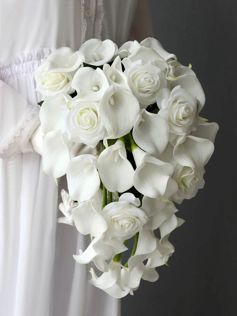 white  calla bridallilies holding flowers wedding bride holding flower calla lilies roses water drops holding bouquet