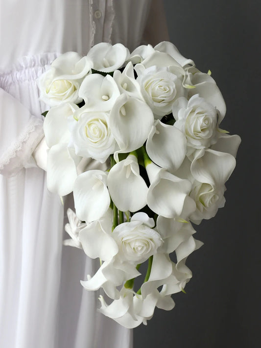 white  calla bridallilies holding flowers wedding bride holding flower calla lilies roses water drops holding bouquet