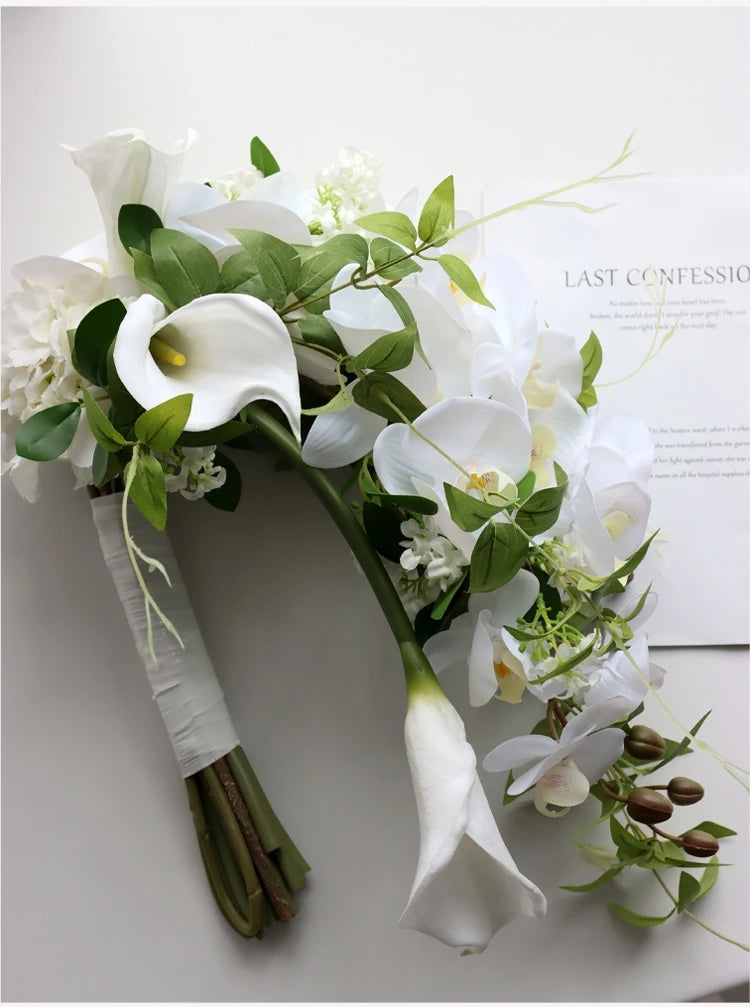 white  calla bridallilies holding flowers wedding bride holding flower calla lilies roses water drops holding bouquet