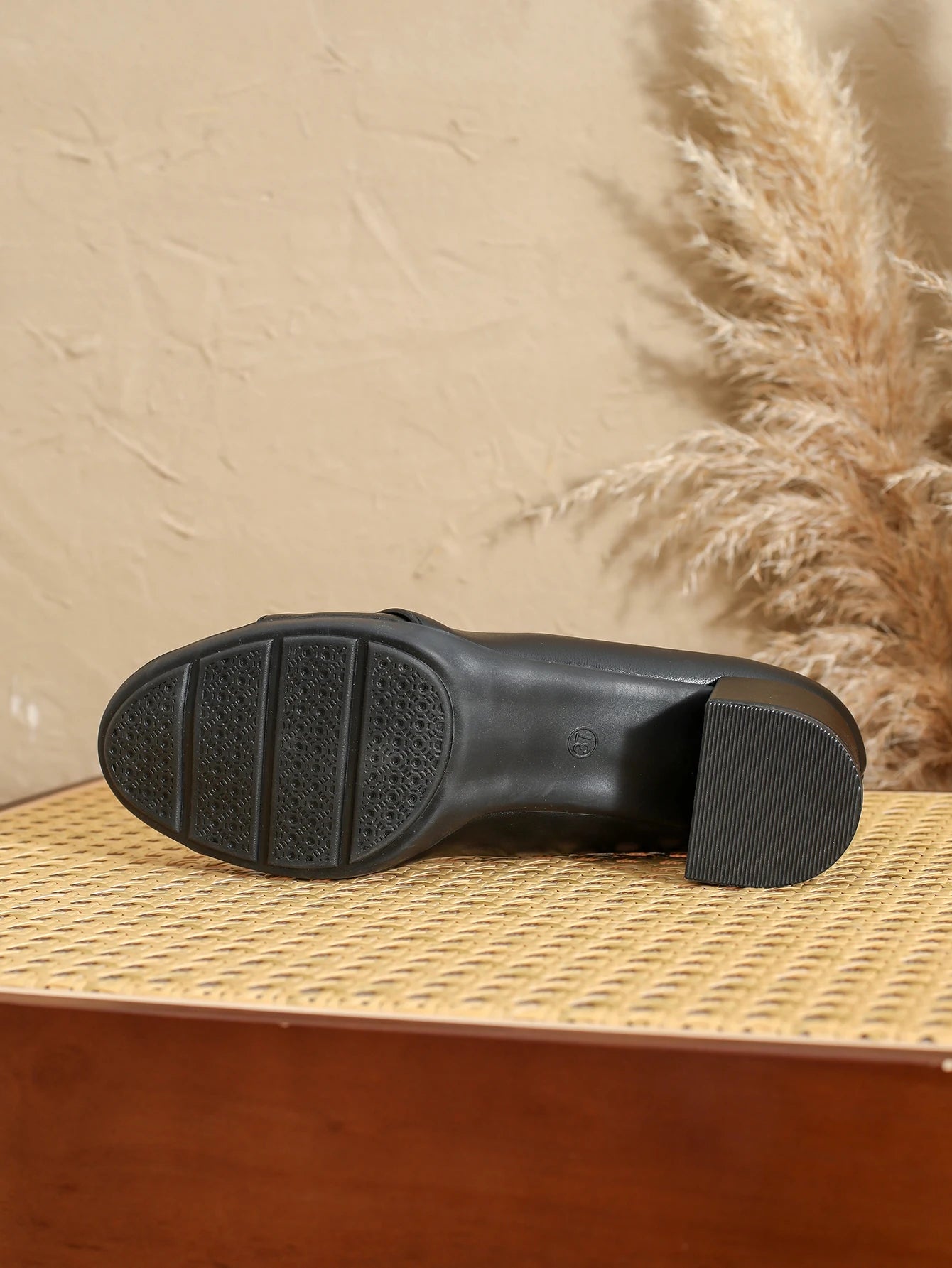 Spring and summer new women's shoes, casual heels, pointed toe covers, mid heels, thick heels, foreign trade women's shoes, work
