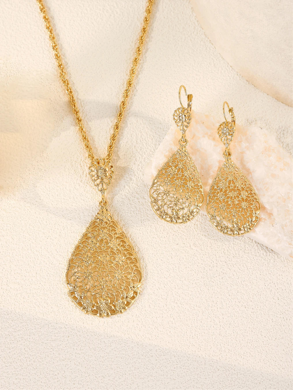 Luxury French vintage-style women's jewelry set, including necklace, earrings, and bracelet. An ideal holiday gift for women.