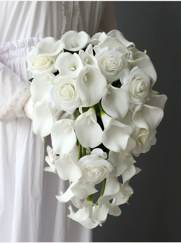 white  calla bridallilies holding flowers wedding bride holding flower calla lilies roses water drops holding bouquet