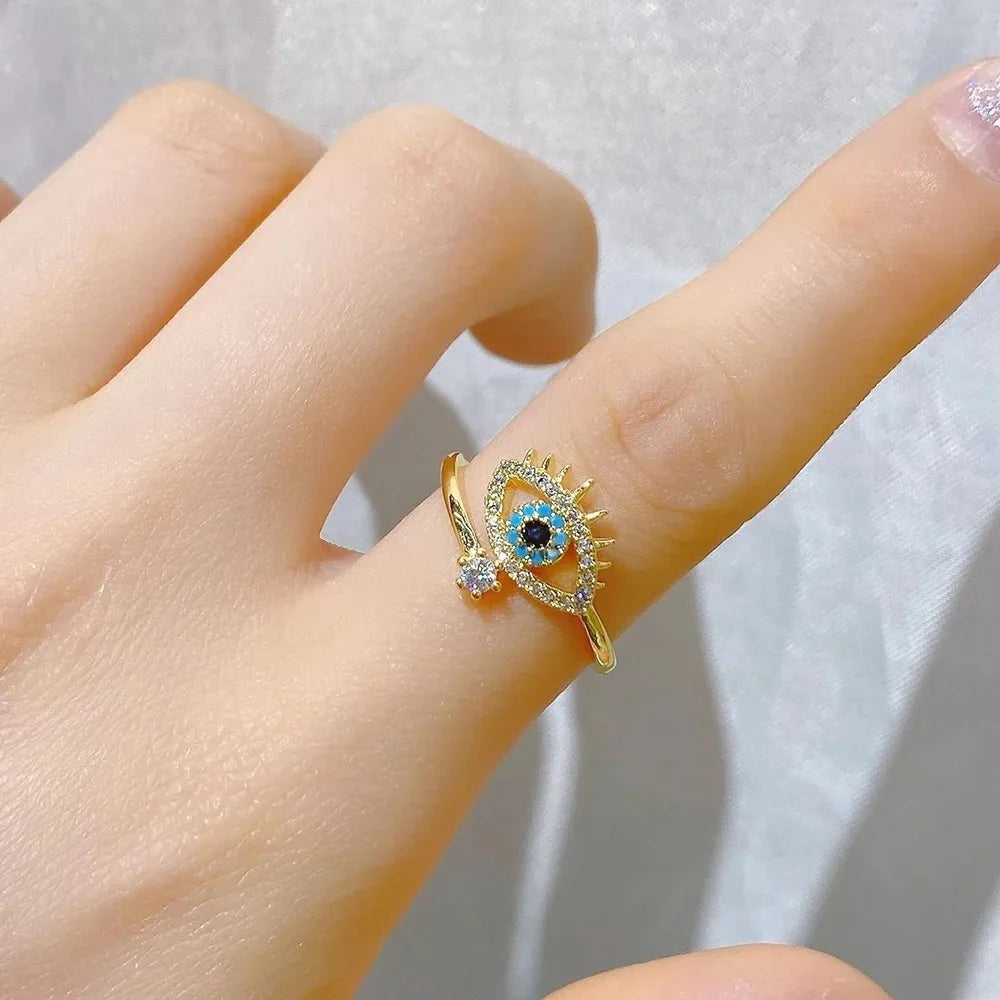 A blue-eyed ring - a simple, elegant, and fashionable piece of jewelry with a unique personality.