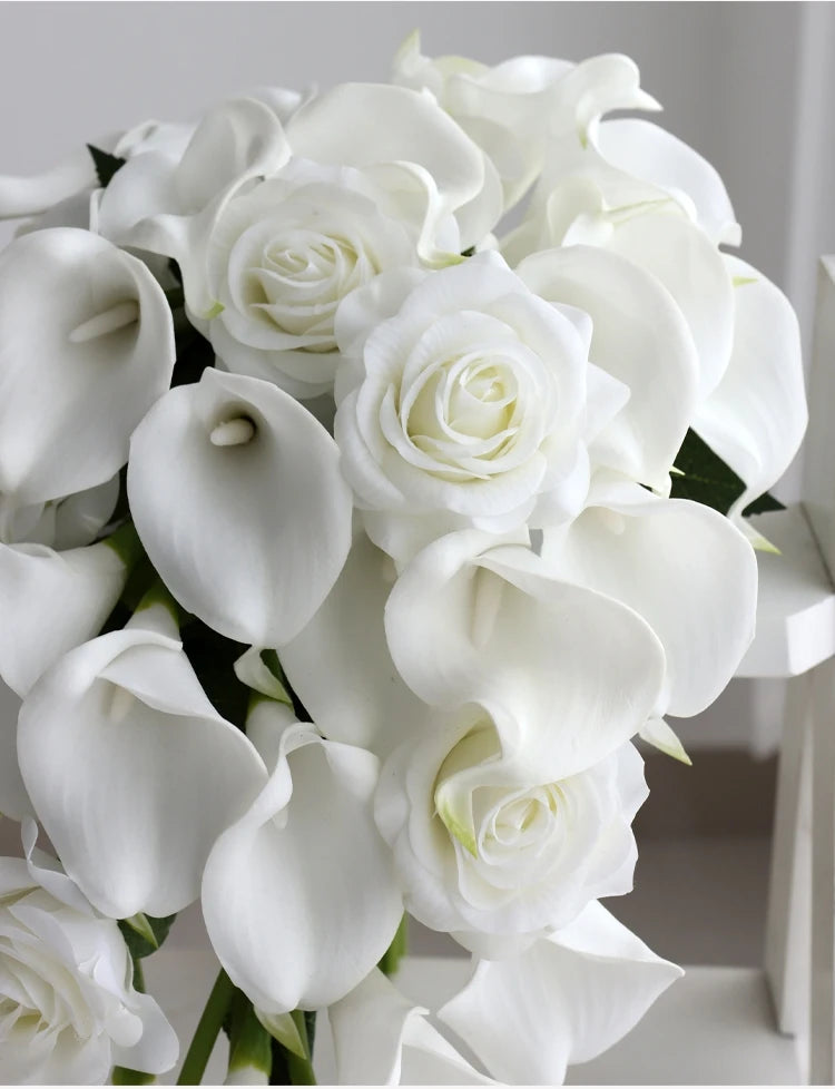 white  calla bridallilies holding flowers wedding bride holding flower calla lilies roses water drops holding bouquet