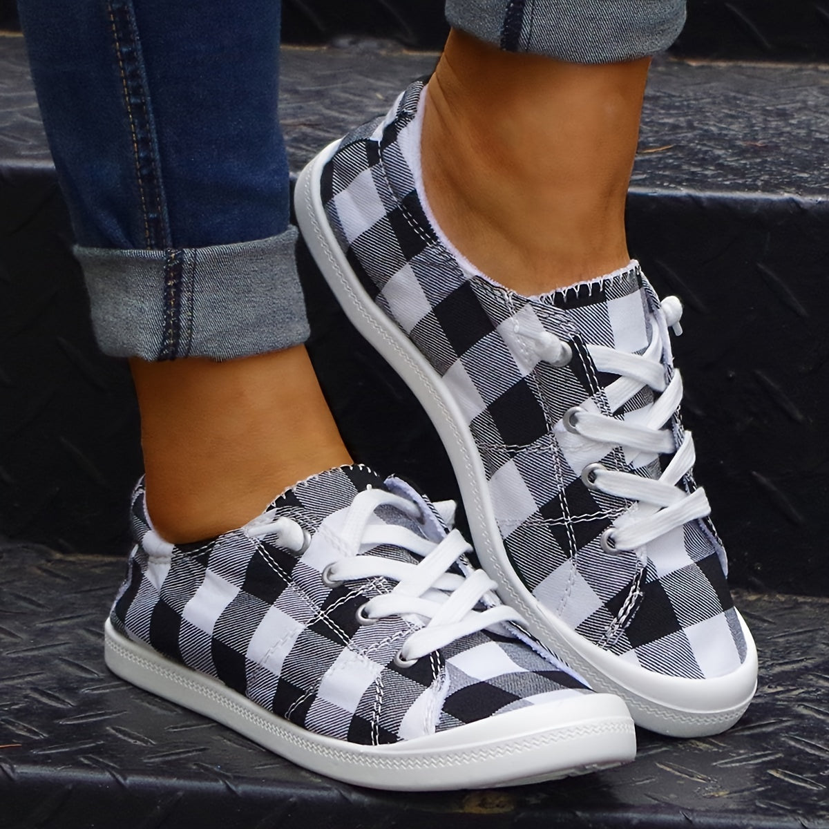 Women's Christmas New Red And Black Plaid Flat-soled Outdoor Skateboard Shoes, Lightweight Non-slip Comfortable Soft-soled Fashion Plaid Women's Shoes