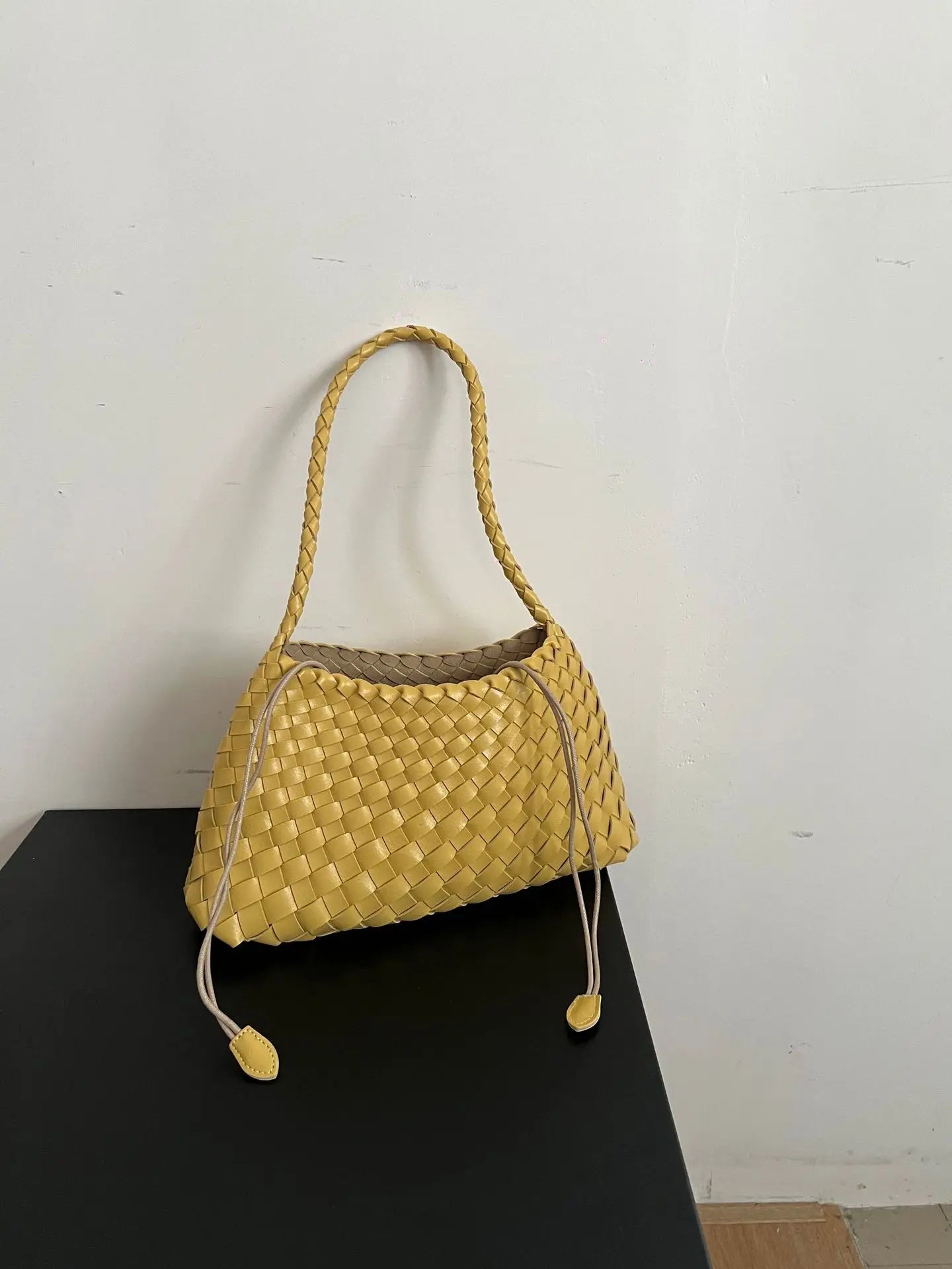 Hand woven armpit bag, women's new high-end and versatile retro handbag, single shoulder mother bag