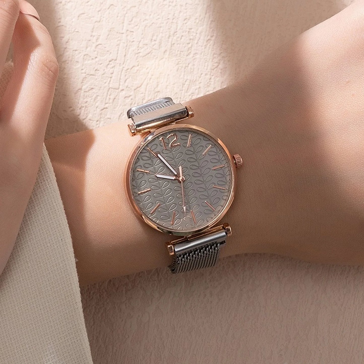 New Fashion Watches Women Golden Wrist Watches Strap Clock Snap Luxury Female Jewelry Ladies Wristwatch Relogio Feminino