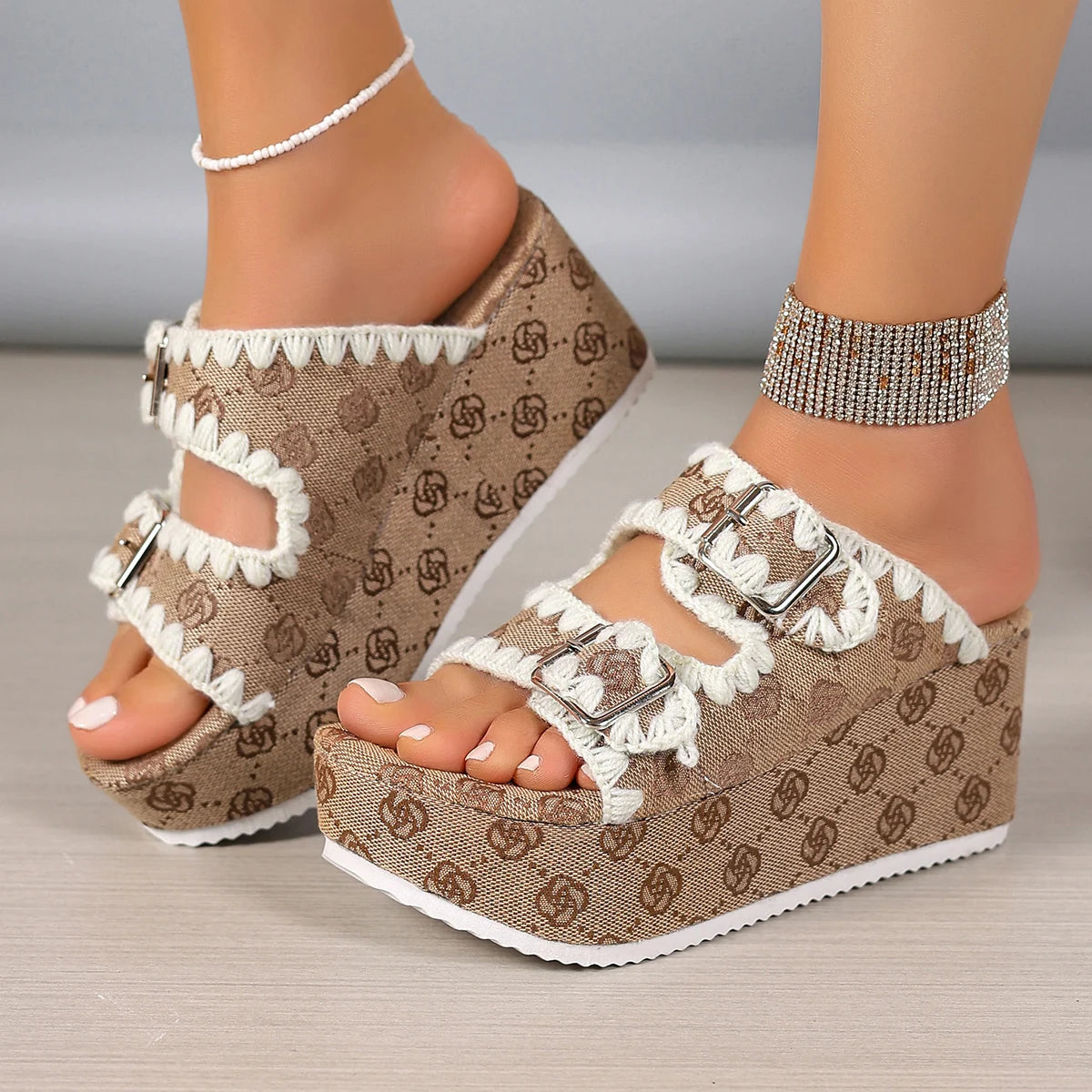 Women Slippers 2025 New Hot Summer Fashion Women Shoes Banquet Party Beach Sandals Sexy Platform Woman Slippers Slides Women