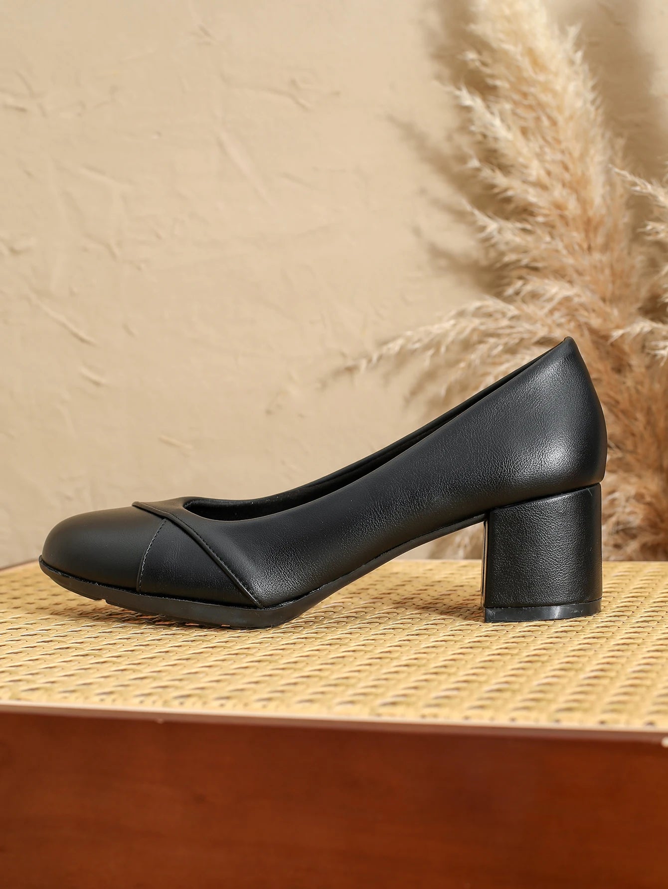 Spring and summer new women's shoes, casual heels, pointed toe covers, mid heels, thick heels, foreign trade women's shoes, work