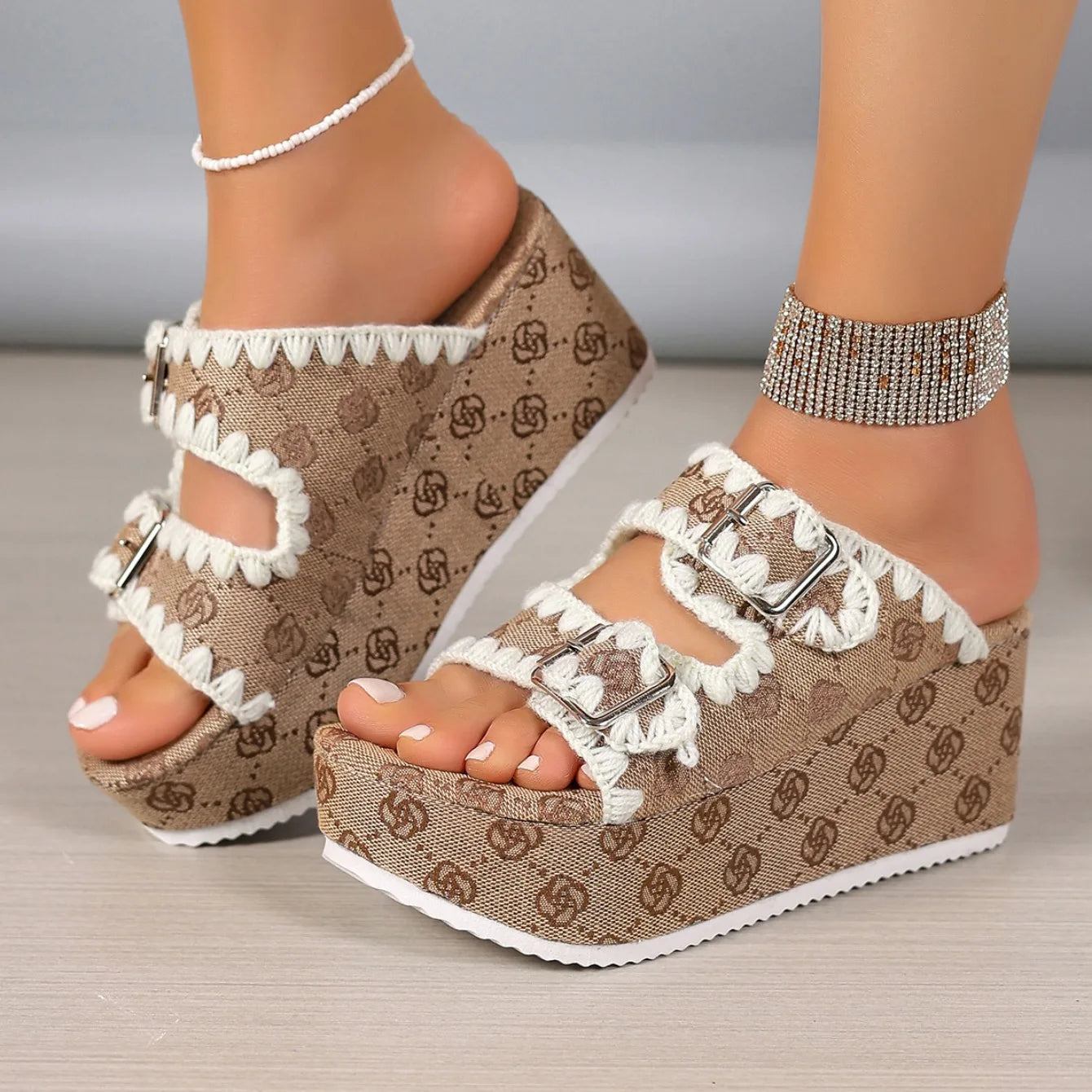 Women Slippers 2025 New Hot Summer Fashion Women Shoes Banquet Party Beach Sandals Sexy Platform Woman Slippers Slides Women