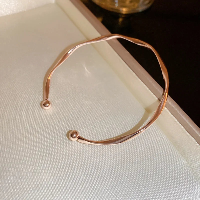 Golden Charm Bangles for Women Minimalism Fashion Twisted Couple Cuff Bracelet 2023 New Trendy Jewelry Girls Wedding Gift