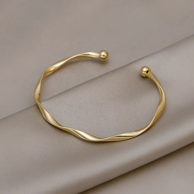 Golden Charm Bangles for Women Minimalism Fashion Twisted Couple Cuff Bracelet 2023 New Trendy Jewelry Girls Wedding Gift