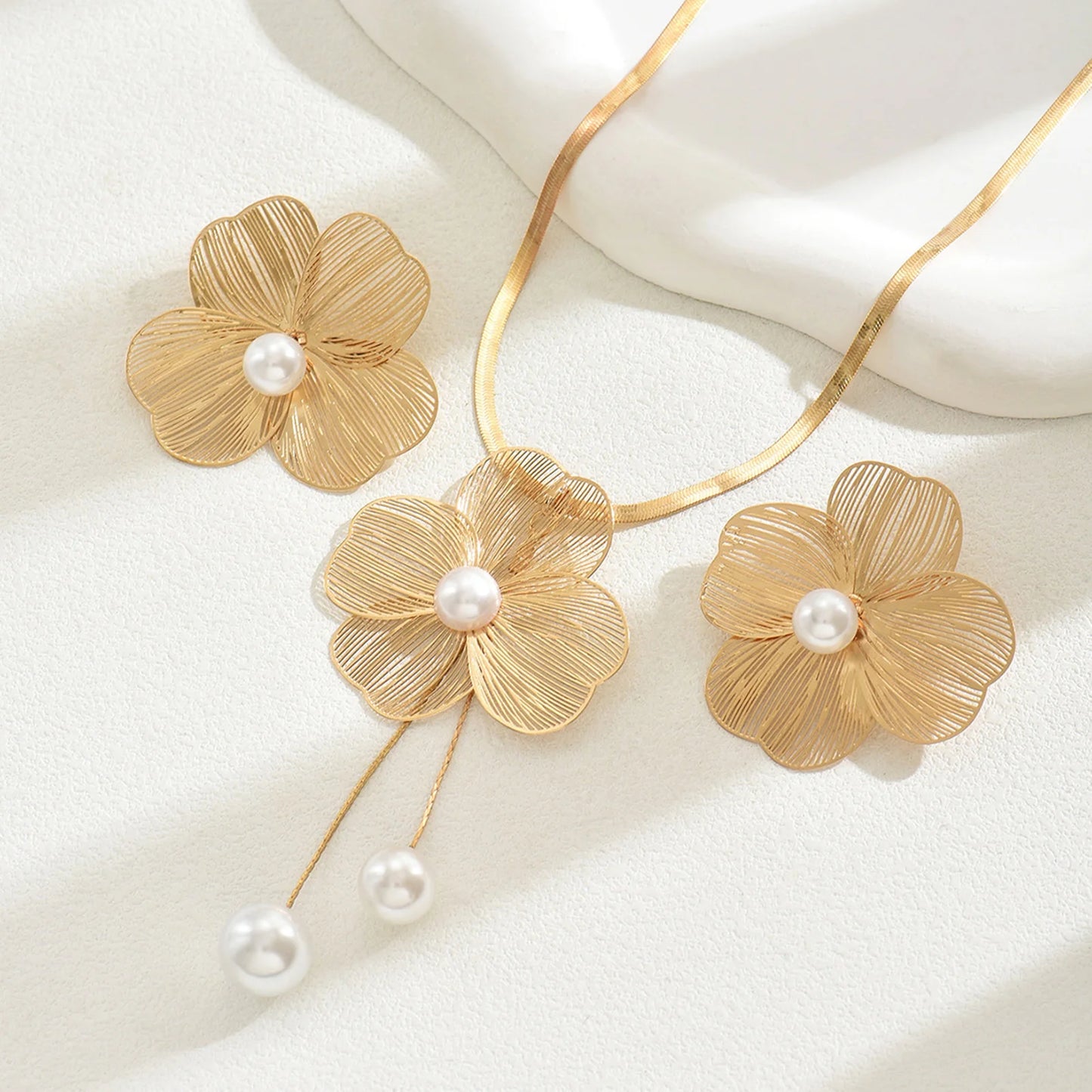 Necklace Earrings Set Elegant Gold Color Flowers Pendant Ladies High-end Inlaid Pearl Clavicle Jewelry Set Decoration.