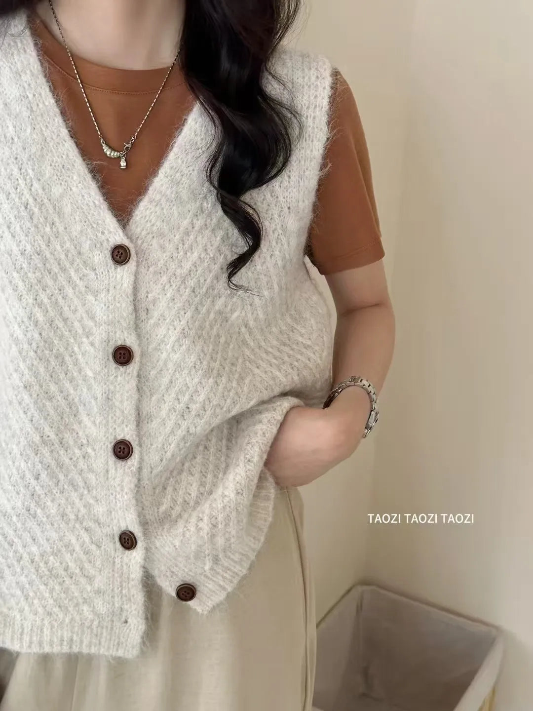 Sweater Vest For Women Autumn 2025 New Fashionable Korean Style V Neck Single Button Knitted Sweaters Vests Women Outwear Tops