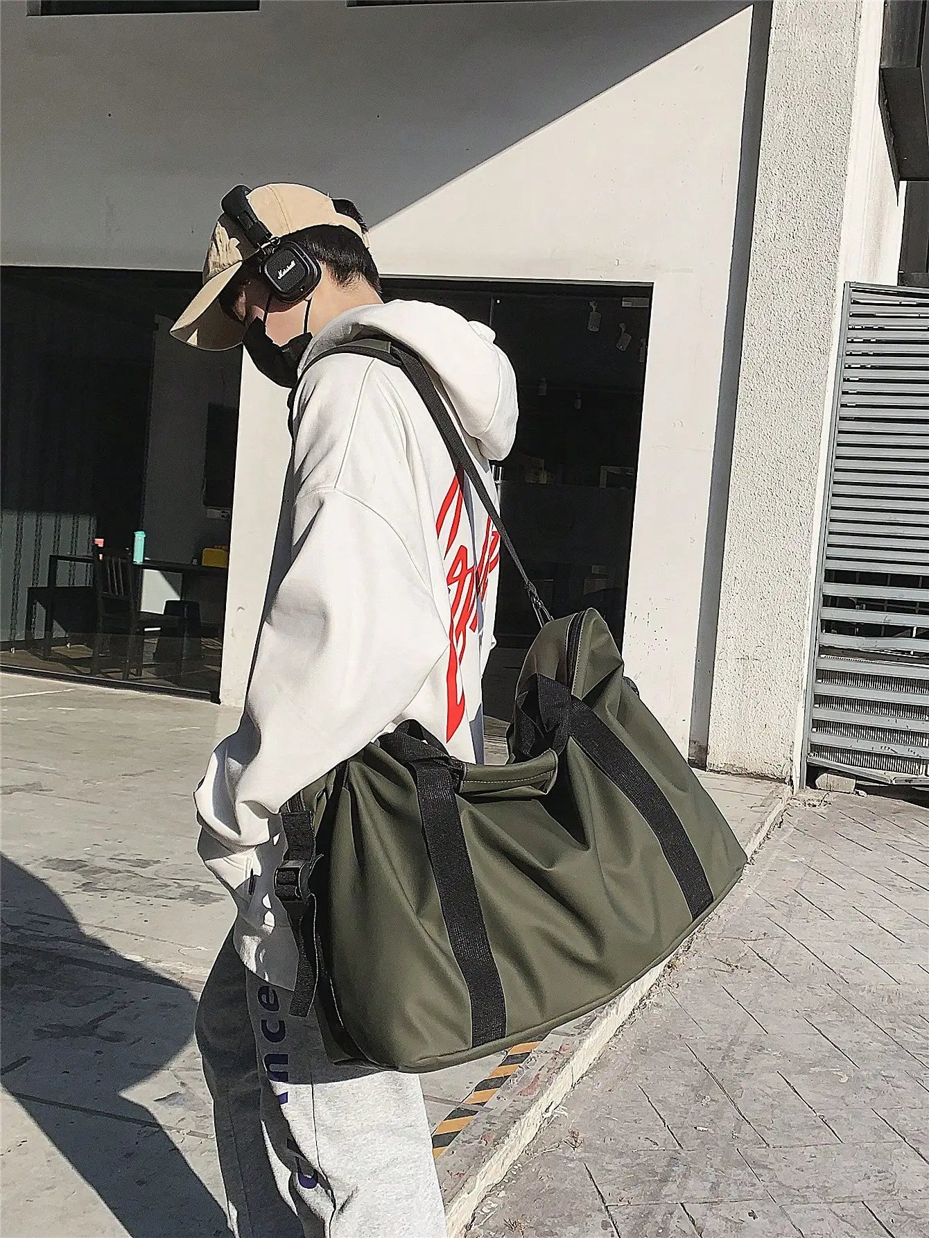 Handheld travel bag, large capacity sports and fitness bag, lightweight storage luggage bag, one shoulder crossbody travel bag