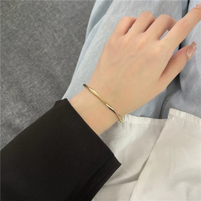 Golden Charm Bangles for Women Minimalism Fashion Twisted Couple Cuff Bracelet 2023 New Trendy Jewelry Girls Wedding Gift