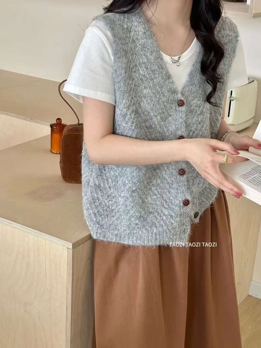 Sweater Vest For Women Autumn 2025 New Fashionable Korean Style V Neck Single Button Knitted Sweaters Vests Women Outwear Tops