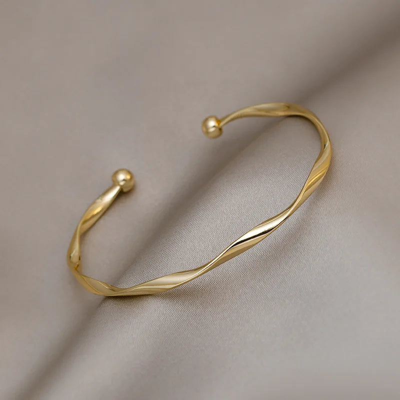 Golden Charm Bangles for Women Minimalism Fashion Twisted Couple Cuff Bracelet 2023 New Trendy Jewelry Girls Wedding Gift